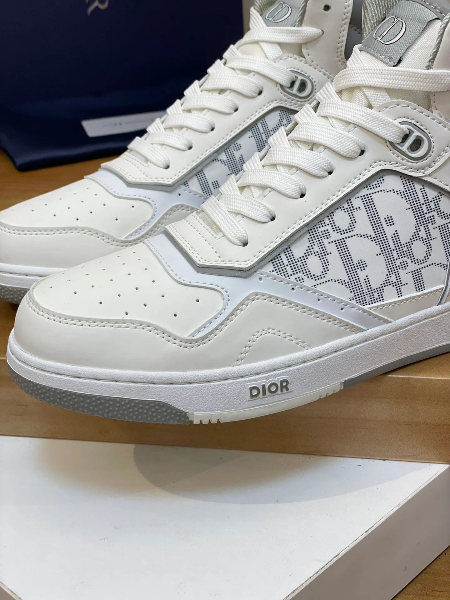 Men's shoes: 💰P460¥ Product trademark: Dior* "Dior*" high-top casual shoes Regular size: 38-44 (can be customized to 45.46) Product materials: Upper imported cowhide stitched with original fabric, breathable lining, original outsole. Number: 1006